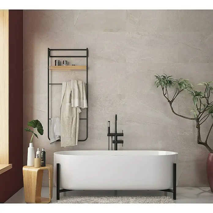 Revestimiento de pared Tempo - 33 x 55 cm, Cotton, Mate - Un baño elegante con una bañera exenta, una escalera para toallas y objetos decorativos elegantes.