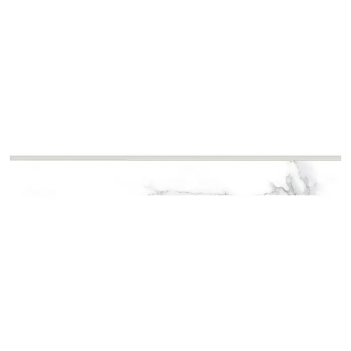 Zócalo cerámico Imperium - 7,2 x 60 cm, Casa blanca, Mate, 18 pzs. - Primer plano de una elegante superficie de mármol blanco con sutiles vetas grises, que ofrece un aspecto lujoso y moderno.