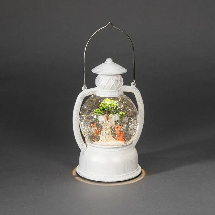 Konstsmide LED-Schneelaterne - Innen, 11,2 x 12,4 x 20 cm, Batteriebetrieben - Weißer Vintage-Laternen-Schneekugel mit Engel, zwei Füchsen und einem Baum, glitzerndem Inhalt und warmem Licht am Boden.