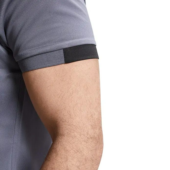 Polo Samurai - M, Plomo/Negro, 100% poliéster - Primer plano de un polo gris con manga corta y un acento negro en el puño, que añade un toque moderno.