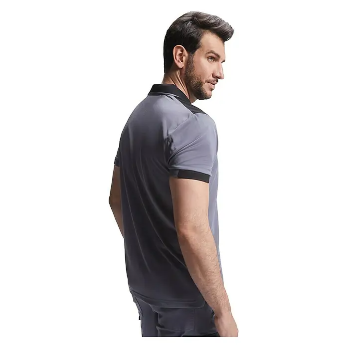 Polo Samurai - M, Plomo/Negro, 100% poliéster - Un hombre lleva un polo gris con cuello y puños negros. La camiseta tiene un corte relajado y está hecha de un tejido cómodo.