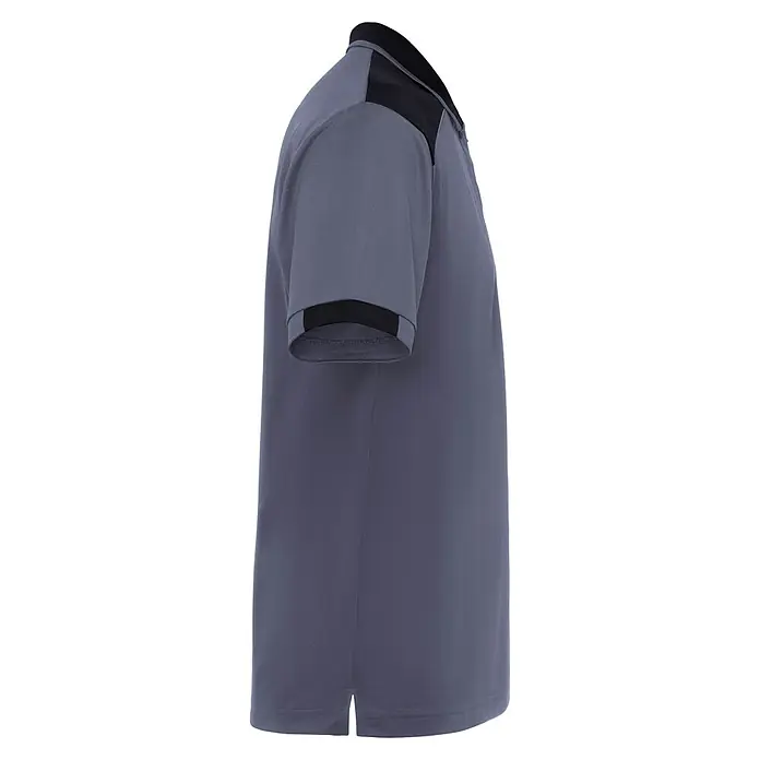 Polo Samurai - M, Plomo/Negro, 100% poliéster - Primer plano de un polo gris con detalles negros en las mangas y el cuello. La camisa tiene mangas cortas y está hecha de un material liso.