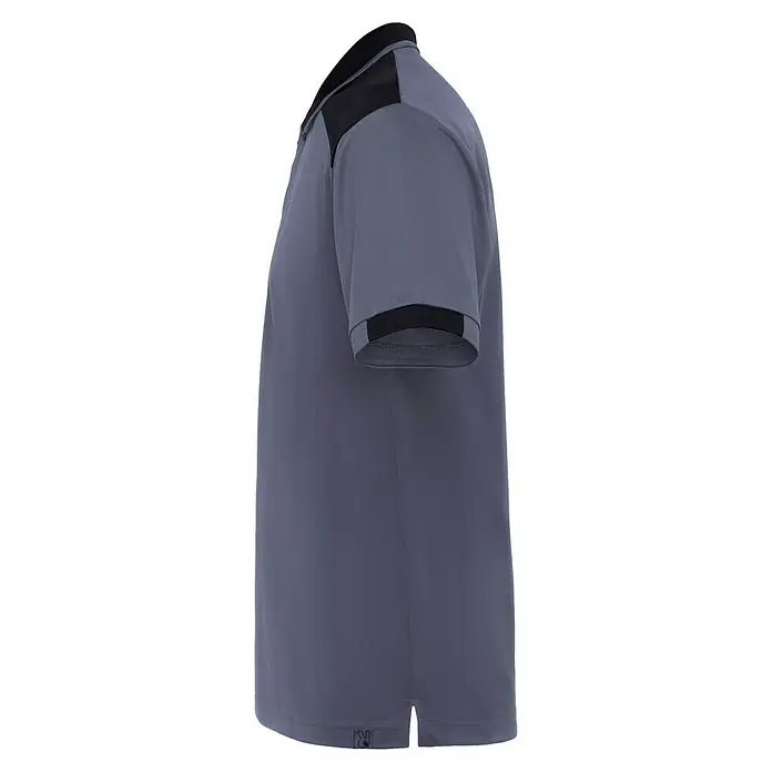 Polo Samurai - M, Plomo/Negro, 100% poliéster - Primer plano de un polo gris con detalles negros en el cuello y las mangas. La camisa es sencilla y de diseño moderno.