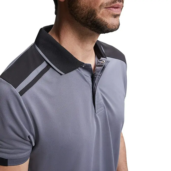 Polo Samurai - M, Plomo/Negro, 100% poliéster - Primer plano de un elegante polo gris con detalles negros en el cuello y los hombros, perfecto para un look moderno.