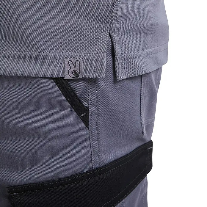Polo Samurai - M, Plomo/Negro, 100% poliéster - Primer plano de pantalones de trabajo grises con detalles negros y un logotipo 'R' en la camisa, mostrando funcionalidad y estilo.