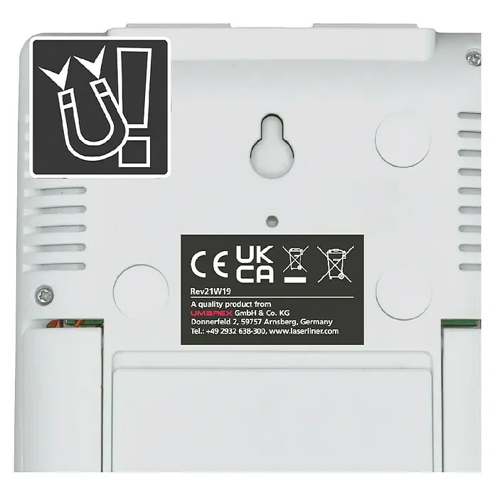 Laserliner Feuchtigkeitsmessgerät Climahome-Check Plus - Mit Batterien - Weiße Geräterückseite mit Magnetwarnetikett und Herstellerinformationen, inkl. CE/UKCA-Zeichen und WEEE-Symbol.