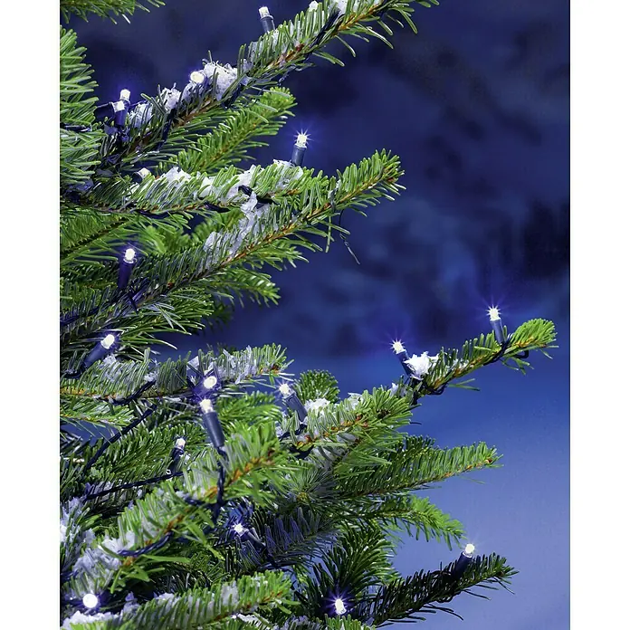 Tween Light LED-Lichterkette - Außen, Lichtfarbe: Warmweiß, Anzahl Leuchtmittel: 720 Stk., Netzbetrieben - Nahaufnahme eines geschmückten Weihnachtsbaums mit glitzernden Lichtern und Schnee.
