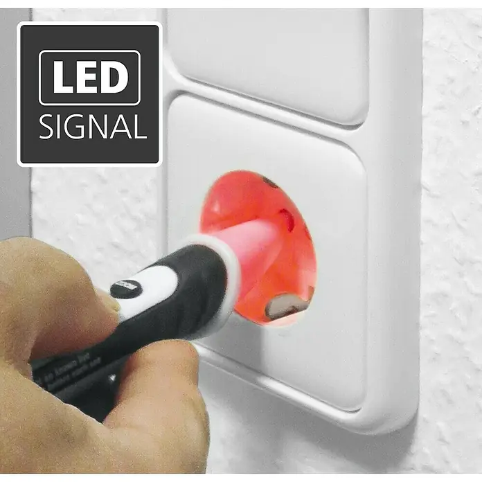 Laserliner Kontaktloser Spannungsprüfer Activefinder - Mit Batterien - Schwarz-weißer Spannungsprüfer mit rot leuchtender Spitze in Steckdose, zeigt „LED SIGNAL“.