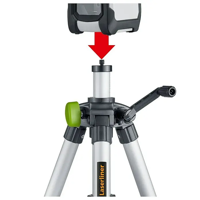 Laserliner Dreibeinständer - Arbeitshöhe: 18 cm - 45 cm - Graues und schwarzes Lasergerät wird mit einem roten Pfeil auf ein silbernes Stativ mit schwarzer Kurbel und grünem Knopf montiert.
