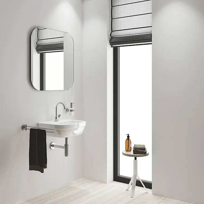 Grohe Costa Kaltwasser-Standventil - Chrom, Glänzend - Modernes weißes Keramik-Wandwaschbecken mit Chromarmatur und Handtuchhalter in einem hellen Bad.