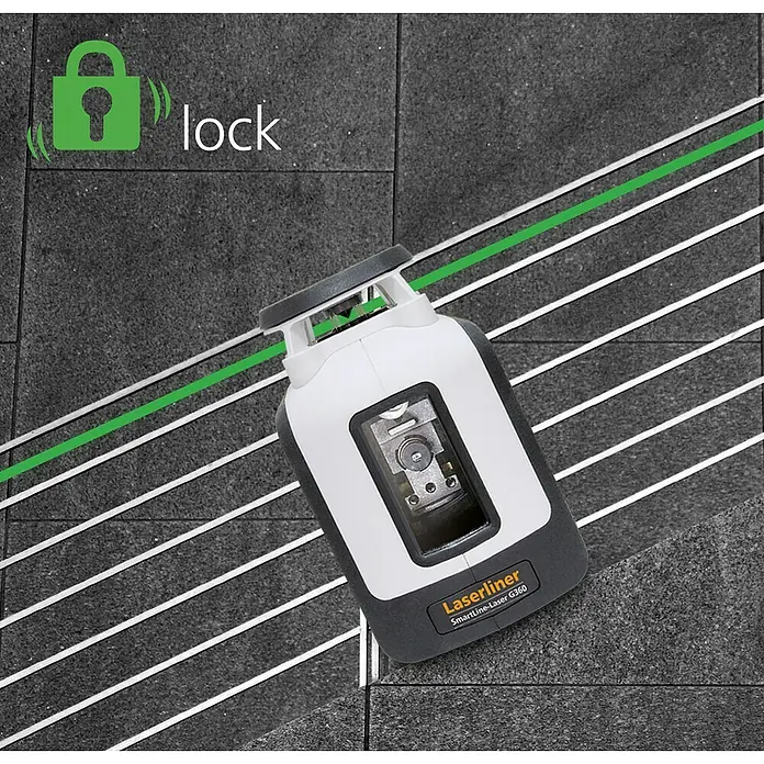 Laserliner Linienlaser Smartline G360 - Max. Arbeitsbereich: 30 m, Mit Batterien - Weiß-dunkelgrauer Laserliner SmartLine-Laser G360 projiziert grüne Linie auf dunkle Fliesen mit weißen Markierungen, zeigt Nivellierfunktion und Sperrfunktion.