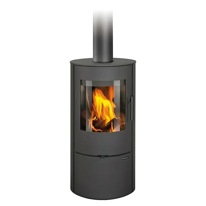 Kaminofen Ardor - 3 kW - 8 kW, Raumheizvermögen: 150 m³, Material Verkleidung: Stahl, Schwarz - Anthrazitfarbener Kaminofen aus Metall mit Glastür, der brennende Holzscheite und ein oberes Rauchrohr zeigt.