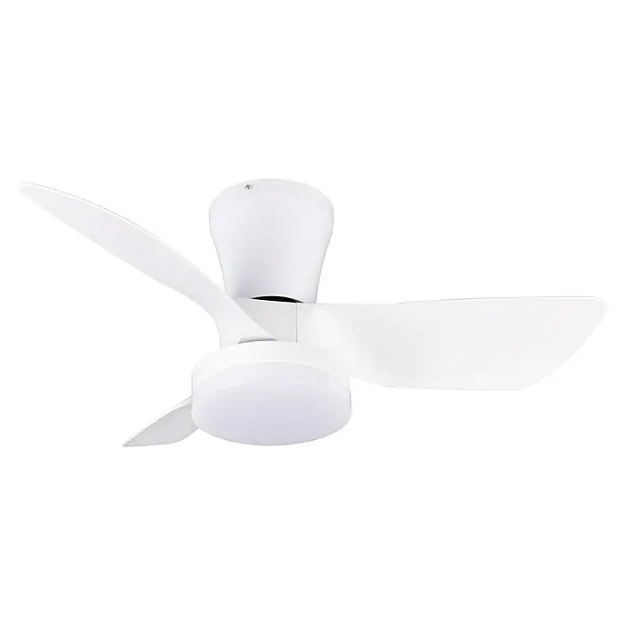 Trio Lighting Ventilador de techo Randers - Blanco, 76 cm, 20 W, Blanco cálido - Primer plano de un ventilador de techo blanco con iluminación sobre un fondo oscuro.