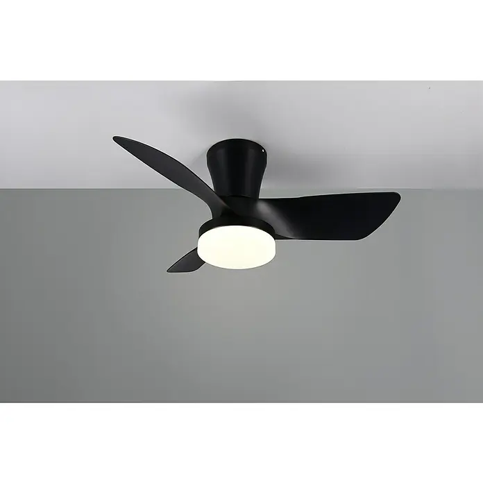 Trio Lighting Ventilador de techo Randers - Negro, 76 cm, 20 W, Blanco cálido - Esta imagen muestra un moderno ventilador de techo negro con iluminación integrada, perfecto para un diseño de habitación elegante y funcional.