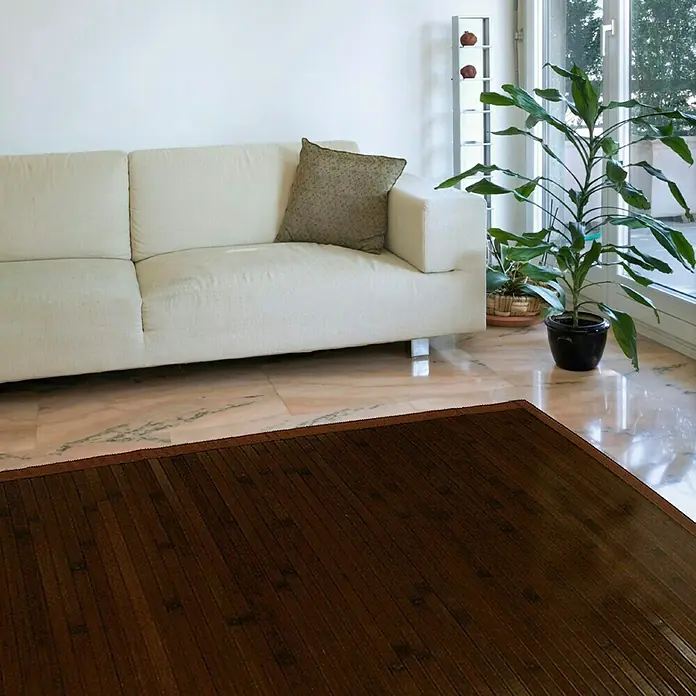 Alfombra de bambú - Wengué, 150 x 80 cm - Una habitación elegante con una alfombra de bambú marrón oscuro que proporciona un cálido contraste con el sofá claro y plantas verdes.