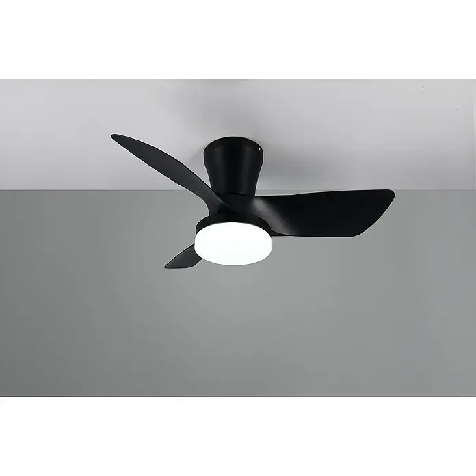 Trio Lighting Ventilador de techo Randers - Negro, 76 cm, 20 W, Blanco cálido - Un primer plano de un moderno ventilador de techo negro con iluminación LED integrada, montado en un techo blanco.