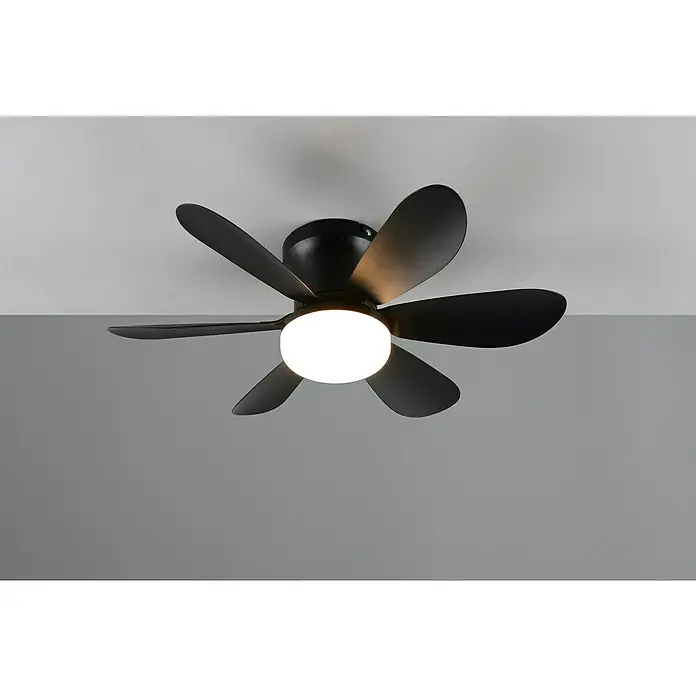Trio Lighting Ventilador de techo Lund - Negro, 53 cm, 12 W, Blanco cálido - Primer plano de un ventilador de techo con seis aspas y una luz redonda y luminosa en el centro, montado en un techo blanco.