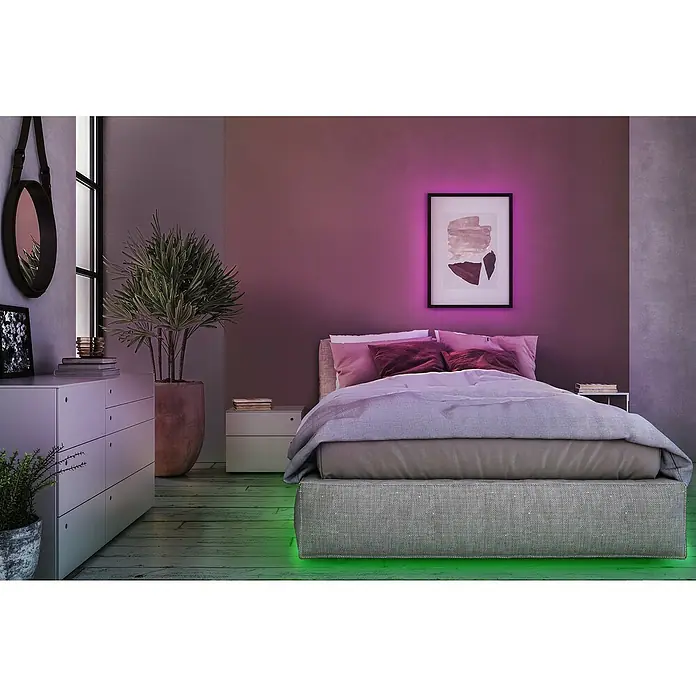 Osram LED-Band - Länge: 500 cm, Lichtfarbe: RGB, 5 W - Graues Stoffbett mit grüner LED-Unterbeleuchtung in einem modernen Schlafzimmer.