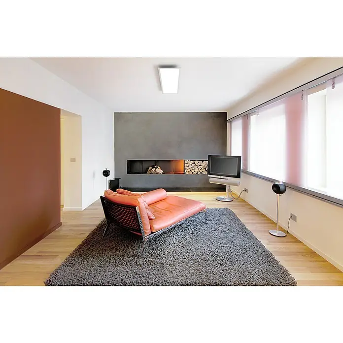 Ledvance LED-Panel Planon Plus - L x B x H: 119,5 x 29,5 x 5 cm, Weiß, Warmweiß - Wohnzimmer mit großem grauem Teppich, Couch, TV und Kamin. Moderne Einrichtung mit stilvollen Akzenten und hellen Farben.