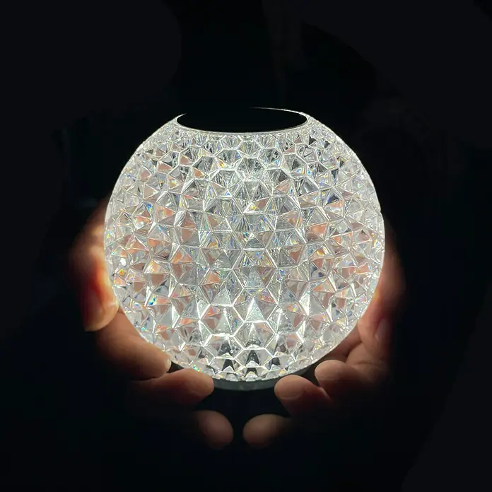 Tween Light Akku-Tischleuchte Crystal - 1 W, L x B x H: 11 x 11 x 11 cm, Warmweiß - Kristallkugel-Tischleuchte, die in den Händen gehalten wird. Das Licht schimmert durch die Facetten und erzeugt einen magischen Effekt.