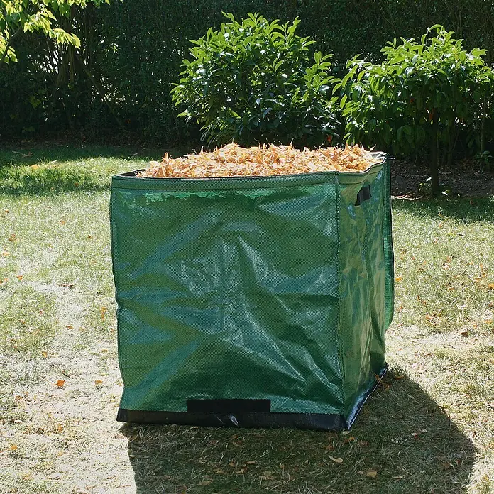 Gardol Comfort Gartenabfallsack - 392 l, 70 x 70 x 80 cm - Grüne Gartentasche gefüllt mit Laub auf einer Rasenfläche, ideal für die Gartenarbeit.
