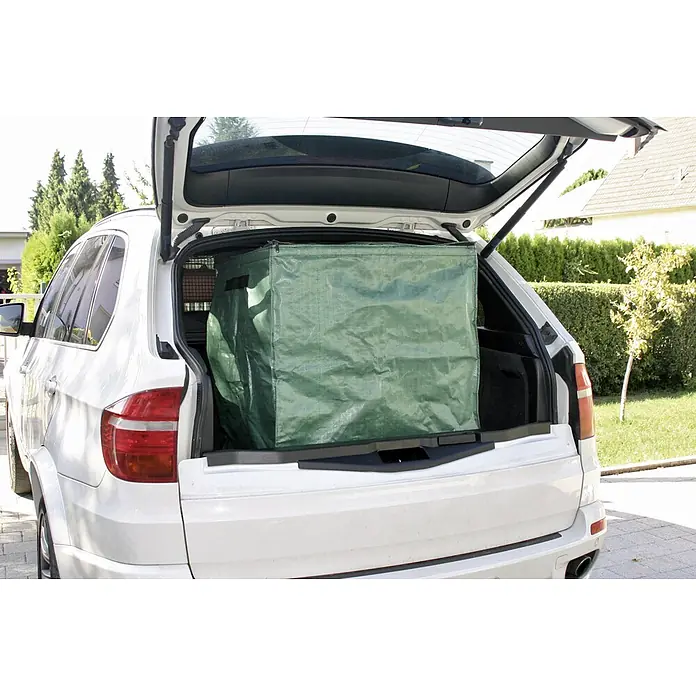Gardol Comfort Gartenabfallsack - 392 l, 70 x 70 x 80 cm - Die grüne Gartenabfalltasche im Kofferraum eines weißen Autos, ideal für den Transport von Gartenabfällen.