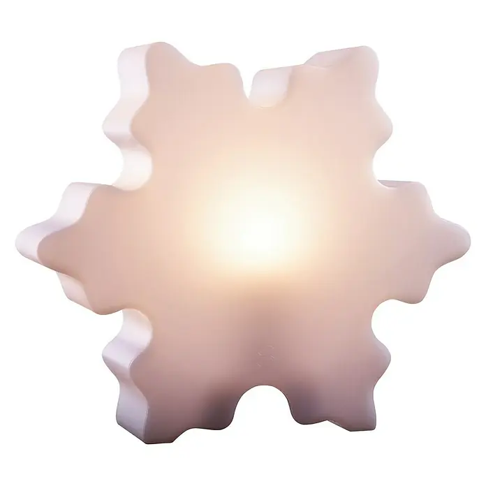 8 Seasons Design Shining LED-Weihnachtsleuchte Crystal Mini - 6 W, Weiß, Durchmesser: 40 cm - Eine Nahaufnahme einer sechseckigen Schneeflockenlampe mit weißem Rahmen und einer warm leuchtenden Mitte auf schwarzem Hintergrund.