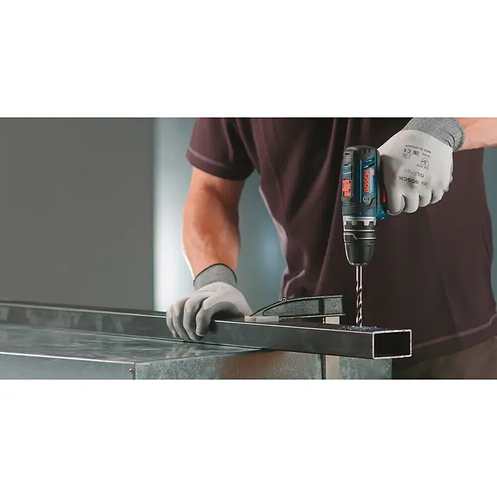 Bosch Professional Bohrfutter GFA 12-B - Passend für: Bosch Professional Akku-Bohrschrauber GSR 12V-15 FC - Nahaufnahme eines Bosch Akku-Bohrschraubers beim Bohren in Metall, mit Fokus auf Präzision und Werkzeugqualität.