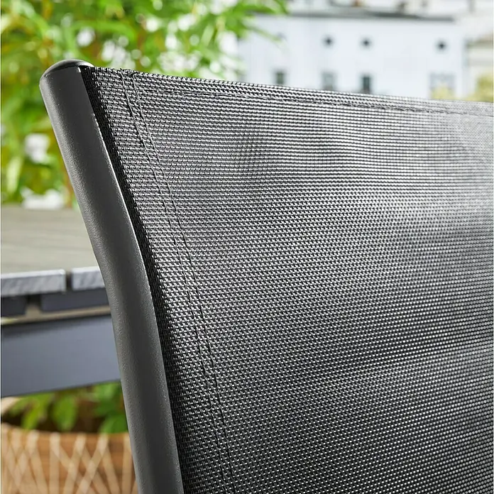 Stapelstuhl - Stahl, Textil, Stapelbar, Night-Grey, B x T x H: 56 x 66 x 86 cm - Detailaufnahme eines schwarzen Gartenstuhls mit Textilbespannung, der Komfort und Stil für den Außenbereich vereint.