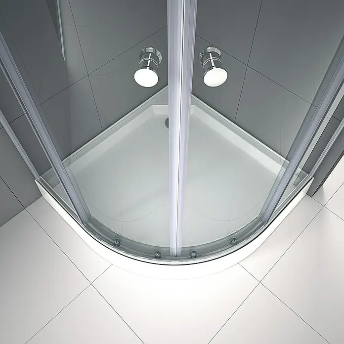 Aurlane Komplettdusche Silver - 90 x 90 x 200 cm, Weiß/Silber - Abgerundete Duschkabine mit Glaswänden und silbernen Beschlägen vor grauen und weißen Fliesen.