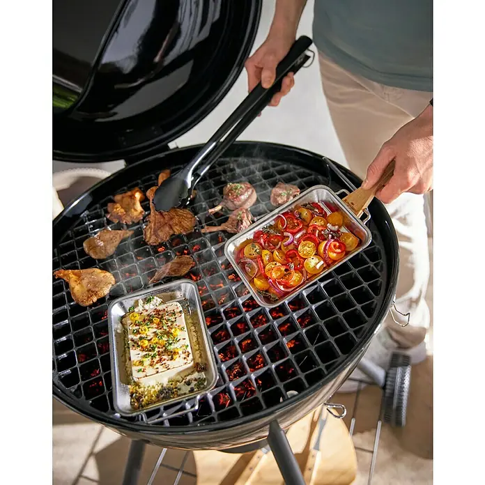 Kingstone Kugelgrill Sunset - Durchmesser Grillfläche: 55 cm, Schwarz - Der Grill mit Zubehör wie Grillzange und Aluschalen, die Speisen wie Tomaten, Fleisch und Käse enthalten, steht im Mittelpunkt.