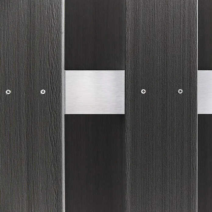 Sichtschutzelement Palma - 180 x 180 cm, Anthrazit - Detailansicht einer modernen Holzfassade mit stilvollen Metallakzenten und präzisen Schrauben, die eine elegante und robuste Bauweise zeigen.