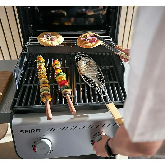 Weber Gasgrill Spirit E-210 - Grillfläche (B x T): 52 x 44 cm, 7,8 kW, Anzahl Brenner: 2 Stk. - Der Spirit Gasgrill bereitet köstliche Speisen zu, darunter Pizza, Gemüse-Spieße und gegrillter Fisch, perfekt für ein kulinarisches Erlebnis im Freien.