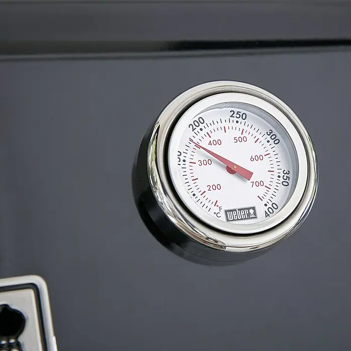 Weber Gasgrill Spirit E-210 - Grillfläche (B x T): 52 x 44 cm, 7,8 kW, Anzahl Brenner: 2 Stk. - Nahaufnahme eines Weber-Grillthermometers, das eine Temperatur von etwa 325 Grad Fahrenheit anzeigt.\n