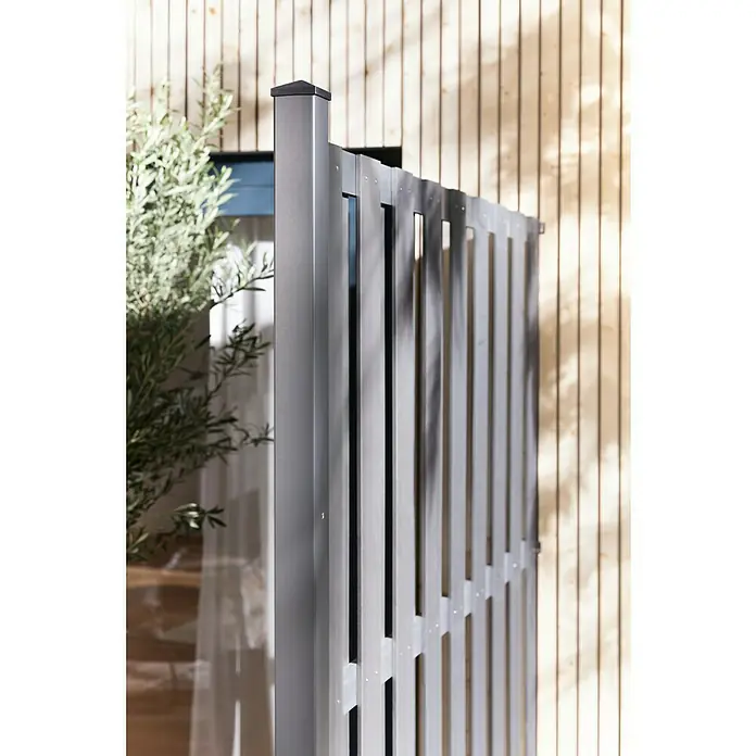 Sichtschutzelement Palma - 180 x 180 cm, Anthrazit - Nahaufnahme eines modernen grauen Metallzauns mit vertikalen Lamellen und einer dekorativen Pflanze davor, ideal für Privatsphäre und Gartendesign.