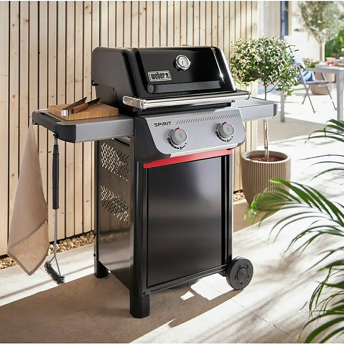 Weber Gasgrill Spirit E-210 - Grillfläche (B x T): 52 x 44 cm, 7,8 kW, Anzahl Brenner: 2 Stk. - Das Bild zeigt einen Weber Spirit Gasgrill in Schwarz, ideal für Grillabende im Freien. Er bietet Komfort und Leistung für perfekte Grillergebnisse.