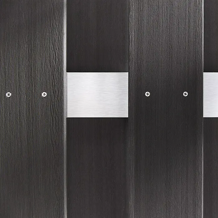 Sichtschutzelement Palma - 180 x 180 cm, Anthrazit - Detailaufnahme einer modernen, dunklen Holzfassade mit silbernen Befestigungselementen, die eine elegante und robuste Bauweise zeigt.