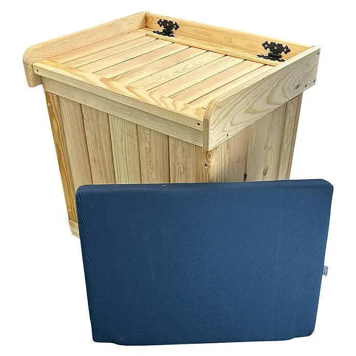 Promadino Auflagenbox Patrick - 56 x 43 x 56 cm, Holz, Natur, Mit Auflage, Mit Sitzfunktion - Hier ist eine Holztruhe mit einem blauen Kissen. Ideal für die Aufbewahrung und als Sitzgelegenheit im Haus.