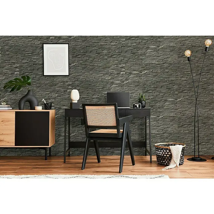 Panel de pared Barideck piedra - 9 ud., 78 x 39 cm, Antracita - Un espacio de trabajo moderno con un escritorio y una silla frente a una pared de piedra gris. Configuración elegante y funcional para la oficina.