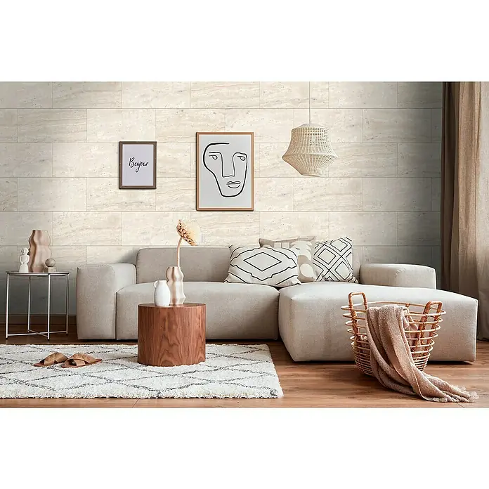 Panel de pared Barideck mármol natural - 9 ud., 78 x 39 cm - Acogedor espacio habitable con azulejos de pared color arena que crean un ambiente cálido y moderno. El espacio se complementa con muebles claros y adornos.