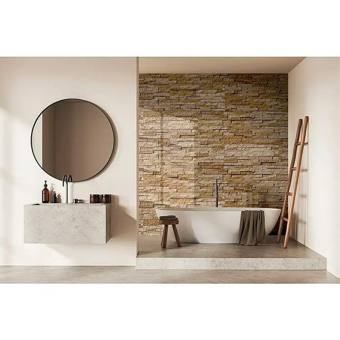 Panel de pared Barideck piedra natural - 9 ud., 78 x 39 cm - Un baño moderno con una bañera exenta, una encimera de tocador de hormigón y un espejo redondo. La pared de acento es de piedra.