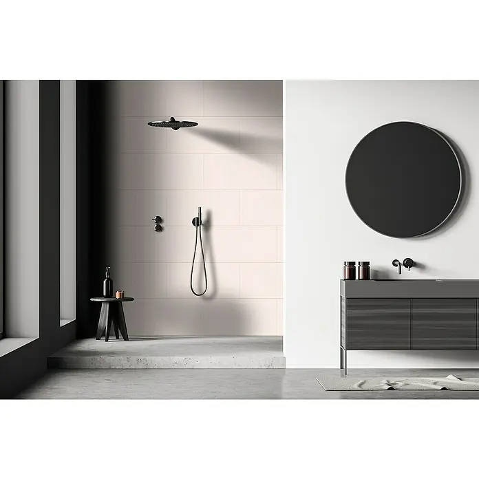 Panel de pared Barideck fal liso - 9 ud., 78 x 39 cm - Un baño con un tocador moderno con espejo redondo y una ducha con accesorios negros y pared de azulejos claros.