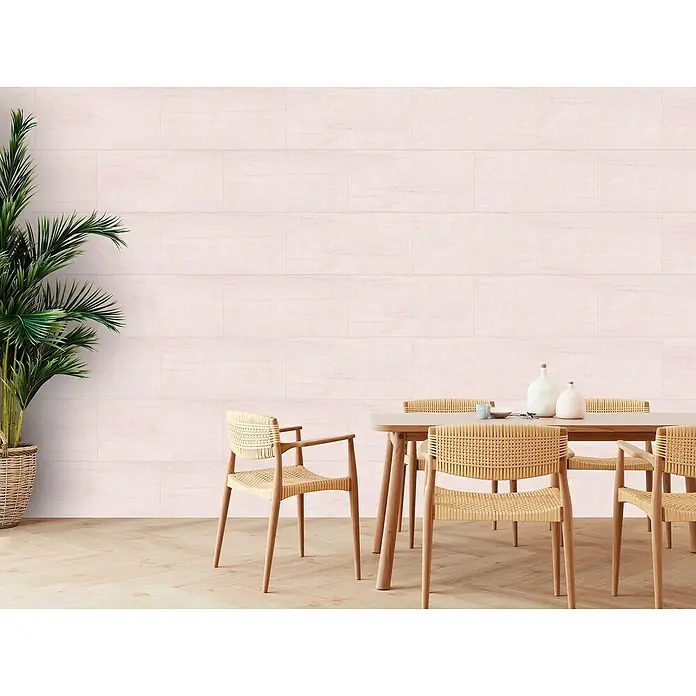 Panel de pared Barideck aguas - 9 ud., 78 x 39 cm - Un comedor con una mesa de madera y sillas de mimbre contra una pared rosa con azulejos horizontales. La decoración luminosa crea un espacio acogedor.
