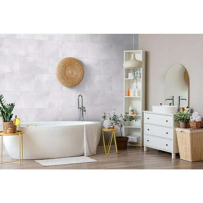 Panel de pared Barideck microcemento - 9 ud., 78 x 39 cm - Elegante baño con bañera exenta, tocador blanco con lavabo ovalado sobre encimera y diseño minimalista, creando un ambiente sereno y relajante.