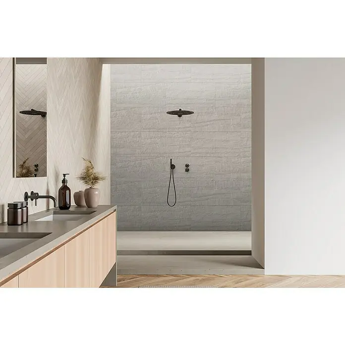 Panel de pared Barideck piedra - 9 ud., 78 x 39 cm, Gris - Elegante interior de baño con tocador, espejo y ducha a ras de suelo, creando un ambiente moderno y elegante.