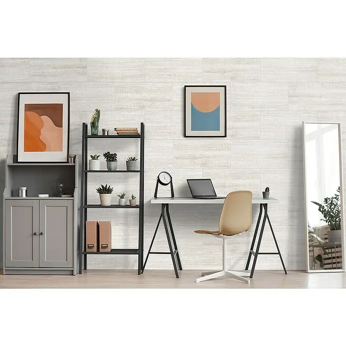 Panel de pared Barideck textura - 9 ud., 78 x 39 cm - Una moderna oficina en casa con un escritorio, silla, estanterías y obras de arte. El panel de madera en la pared añade un toque de calidez.