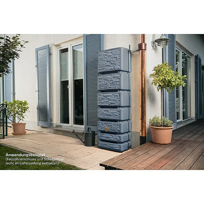 4rain Regenspeicher Slim Stone - 350 l, Graphitgrau, 1 Stk. - Ein Regenwassertank in Steinoptik steht neben einem Haus, ideal zur Gartenbewässerung.