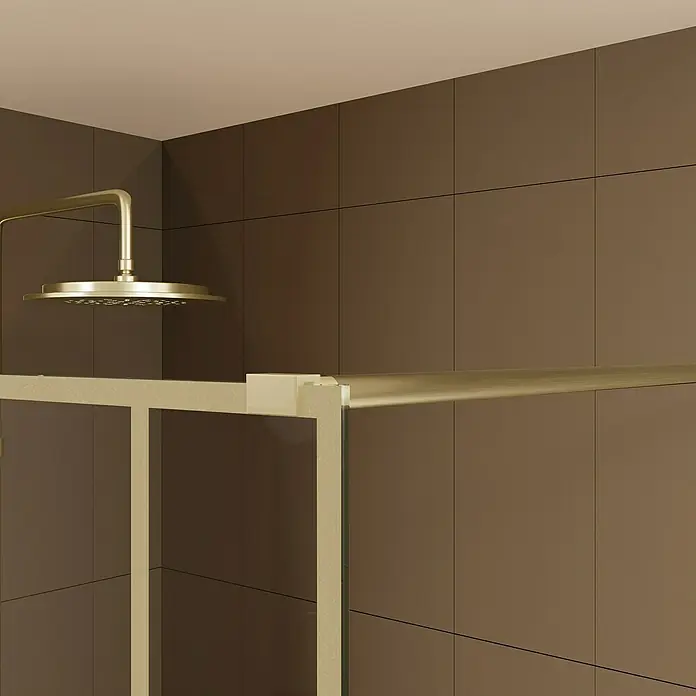 Aurlane Duschwand Art Deco RD - B x H: 120 x 195 cm, Gebürstet, Gold - Moderner Duschkopf und passender Kabinenrahmen aus Goldmessing in einer dunkelbraun gefliesten Dusche.