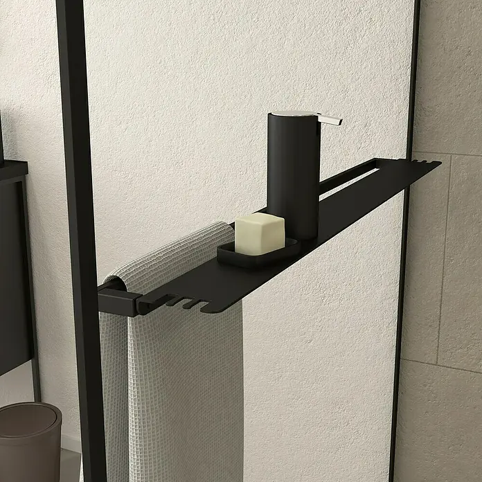 Aurlane Duschwand Dark Edge - B x H: 120 x 200 cm, Pulverbeschichtet, Schwarz - Mattschwarze Duschablage aus Metall mit Handtuchhalter, Seifenspender, Seife und weißem Handtuch.