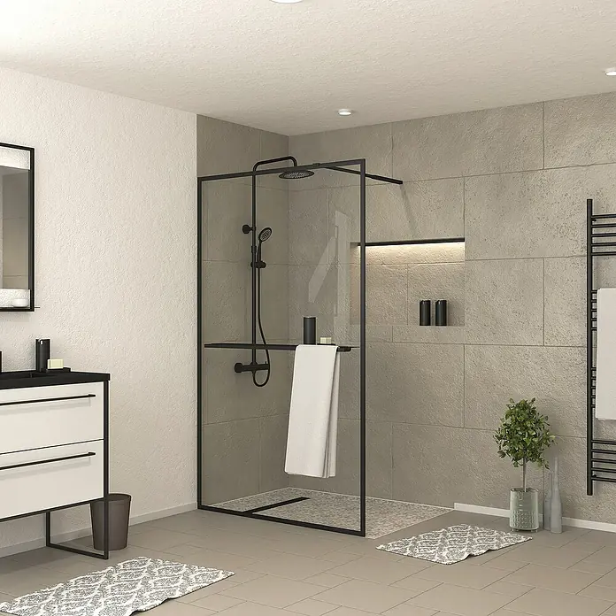 Aurlane Duschwand Dark Edge - B x H: 120 x 200 cm, Pulverbeschichtet, Schwarz - Modernes Badezimmer mit schwarz gerahmter Duschkabine, weißem Waschtisch und hellbeigen Fliesen.